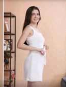 Vestido Feminino Curto com Alça Larga e Faixa